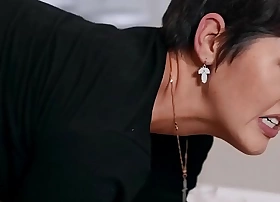 Petite tranny daisy taylor rides mans dick during family dinner - transangels