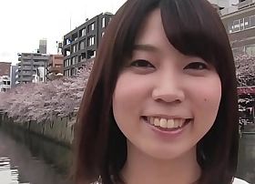 25歳の人妻アカネ、変態的すぎる勃起乳首と剛毛マン毛が男をその気にさせてしまう