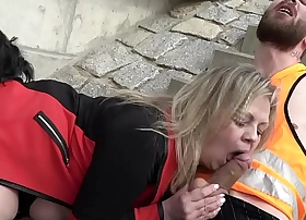 This old slattern is ergo horny she sucks 2 construction workers at once