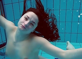 Tattooed babe liza bubarek showing her naked ass underwater