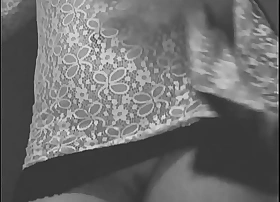 Hotwife safada em casa de salto alto e underclothing causando para o corno estilo catwalk