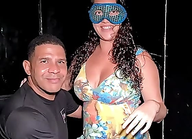 Marido liberou a esposa jessica casadinha pra fazer filme porno pela primeira vez e gravei ela fudendo com leo ogro na cabine da festa de swing