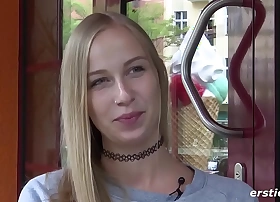 Ersties - Sprachkorrespondentin Sirena hat auf ihren Reisen immer ein Spielzeug dabei