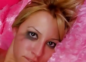 flu jolie petite turque nyl bahia se fait violamment défoncer l'anus et flu chatte