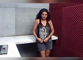 Levei a faxineira para a cabine de radio e comi o cú dela - tiele