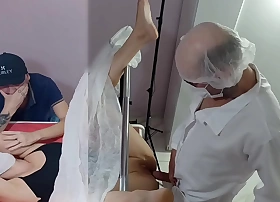 Corno leva esposa no ginecologista safado