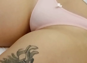 Increíble chocho sobresale de unas bragas delgadas