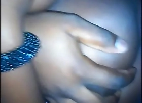 je baise ma copine en lui chatouillant le clitoris