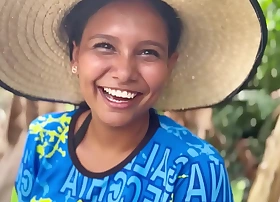 ENCUENTRO A LA CAMPESINA MUJER DEL VECINO EN LA CARRETERA Y ME CHUPA LA VERGA CON TRAGADA DE SEMEN A CAMBIO DE UN CELULAR NUEVO