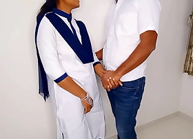 स्कूल के क्लास रूम कोमल को रूकवाकर सेक्स कर डाले