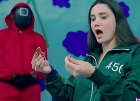 SQUID Diversion - Victoria carmargo brasilera rompe ague galleta en el juego del calamar y es follada por su carnoso y rosado coño.
