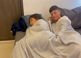 Le pido a mi madrastra MILF que compartamos cama como pretexto para follarmela duro y echarle mi leche encima.