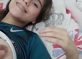Encuentro a mi hermanastra con mi ropa puesta y se la quito hasta terminar follandomela - Historia completa