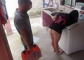 Dona de casa casada paga técnico de máquina de lavar com a bunda enquanto marido esta fora