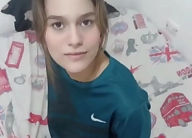 encuentro a mi hermanastra con mi ropa puesta y se dampen quito hasta terminar follandomela