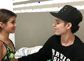 Besos calientes y lamidas de tetas para una pequeña chica HISTORIA COMPLETA