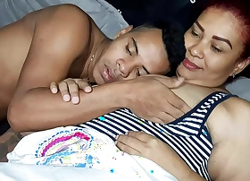 Le chupo las tetas a mi madrastra