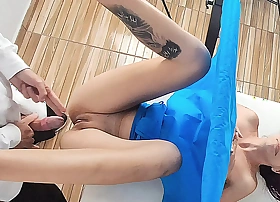 Ginecologista clandestino faz paciente gozar no exame!