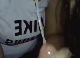 MADURA LA CHUPA Y NO ME SUELTA. SE LA TRAGA TODA, CON LA BOCA LLENA DE LECHE NO PUEDE PARAR. LA ESCUPE Y SIGUE ATRAGANTADA, AHOGADA, Y TRAGANDO LECHE!